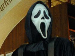 Scream 4, vuelve el asesino encapuchado del teléfono