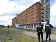 Un preso reclama comida