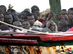 Inmigrantes africanos viajan rumbo a isla italiana