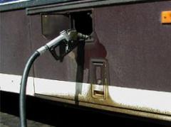 Caída en precio de petróleo anularía suba de combustibles