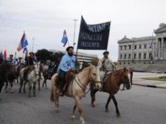 Masiva marcha "en defensa de la tierra y los recursos"