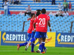 Sufrido triunfo tricolor para quedar en la puerta del título