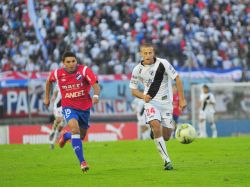 Sufrido triunfo tricolor para quedar en la puerta del título