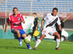 Sufrido triunfo tricolor para quedar en la puerta del título