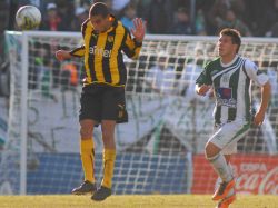 Racing le ganó a Peñarol y sigue en primera división