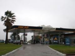 Buscan mantener en Uruguay precios de los combustibles