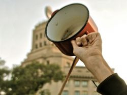 "Indignados" protestan frente al Parlamento español