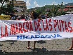 Vestidas de prostitutas protestan contra discriminación