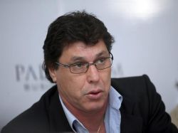 "Me voy para no entorpecer la política interna del club"