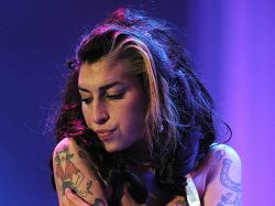 Vea a Amy Winehouse cantando totalmente borracha