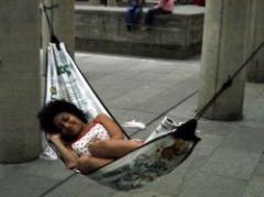 Dormirse hamacado permite sueño más rápido y profundo