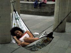 Dormirse hamacado permite sueño más rápido y profundo