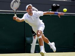 Djokovic avanza sin mayores inconvenientes en Wimbledon