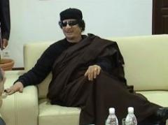 Libia: Kadhafi dejará el país en dos o tres semanas