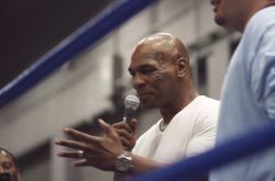 Mike Tyson renueva sus nupcias con su mujer en boda sorpresa