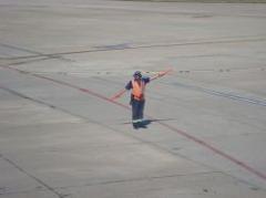 Los funcionarios de aeronáutica en cuarto intermedio