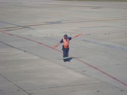 Los funcionarios de aeronáutica en cuarto intermedio