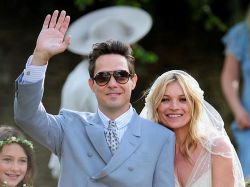 Kate Moss se casa de blanco