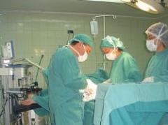 Realizan primer trasplante doble de piernas en España