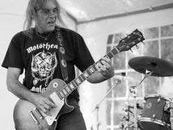 Falleció "Würzel" Burston, exguitarrista de Mötorhead