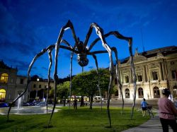 Araña gigante Maman de Bourgeois se pasea por Suiza