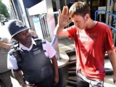 Inglaterra: la mitad de los procesados son menores