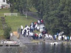 Allegados de víctimas de Utoya visitan el lugar