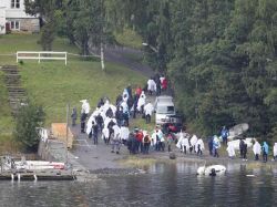 Allegados de víctimas de Utoya visitan el lugar