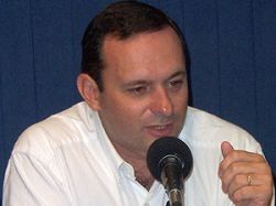 Delgado propone equiparar beneficios de estudiantes