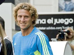 Forlán entrena con Atlético y espera resolución de pase