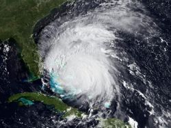 "Irene" llega a la costa y EE.UU. se prepara para lo peor