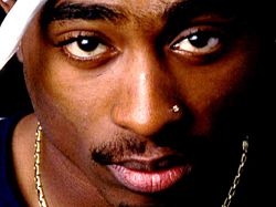 Músicos de Tupac Shakur se fumaron sus cenizas en funeral