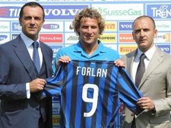 Forlán se pone la 9 y discute el favoritismo del Milan