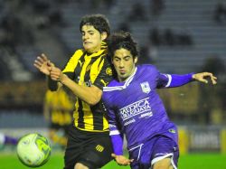 Con poco fútbol Peñarol ganó e hizo su negocio