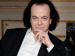 Pianista Cyprien Katssaris se presenta en el Teatro Solís