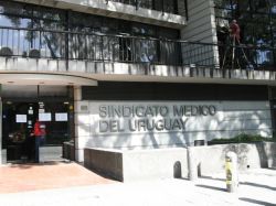 Sindicato médico rechaza planteo del Gobierno y reivindica su "compromiso social"