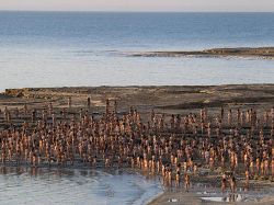 Tunick desnuda a un millar de personas en el Mar Muerto