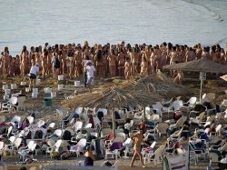 Tunick desnuda a un millar de personas en el Mar Muerto