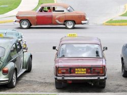 Cuba autoriza compraventa de autos tras años de prohibición
