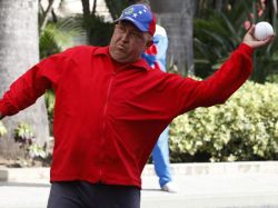Chávez practica baseball ante la prensa