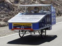 Ecuatorianos estrenan primer vehículo solar bajo 42 grados