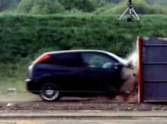 Vea qué pasa cuando un Ford Focus se estrella a 190 km/h