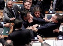 Italia: en encendido debate se genera riña entre diputados