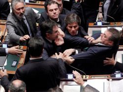 Italia: en encendido debate se genera riña entre diputados