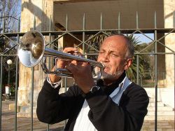 Boliviano descendiente de Bach toca en el Parque Rodó