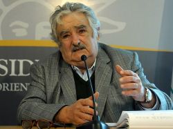 Mujica viaja a Brasil y México