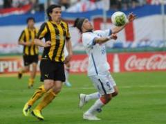 Nacional derrotó a Peñarol en la hora, de atrás y con 10