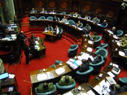 Patente: senadores del FA y blancos negocian acuerdo