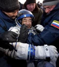 La cápsula Soyuz aterrizó en Kazajstán con tres astronautas