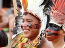 Libro editado por indios intenta evitar extinción del idioma